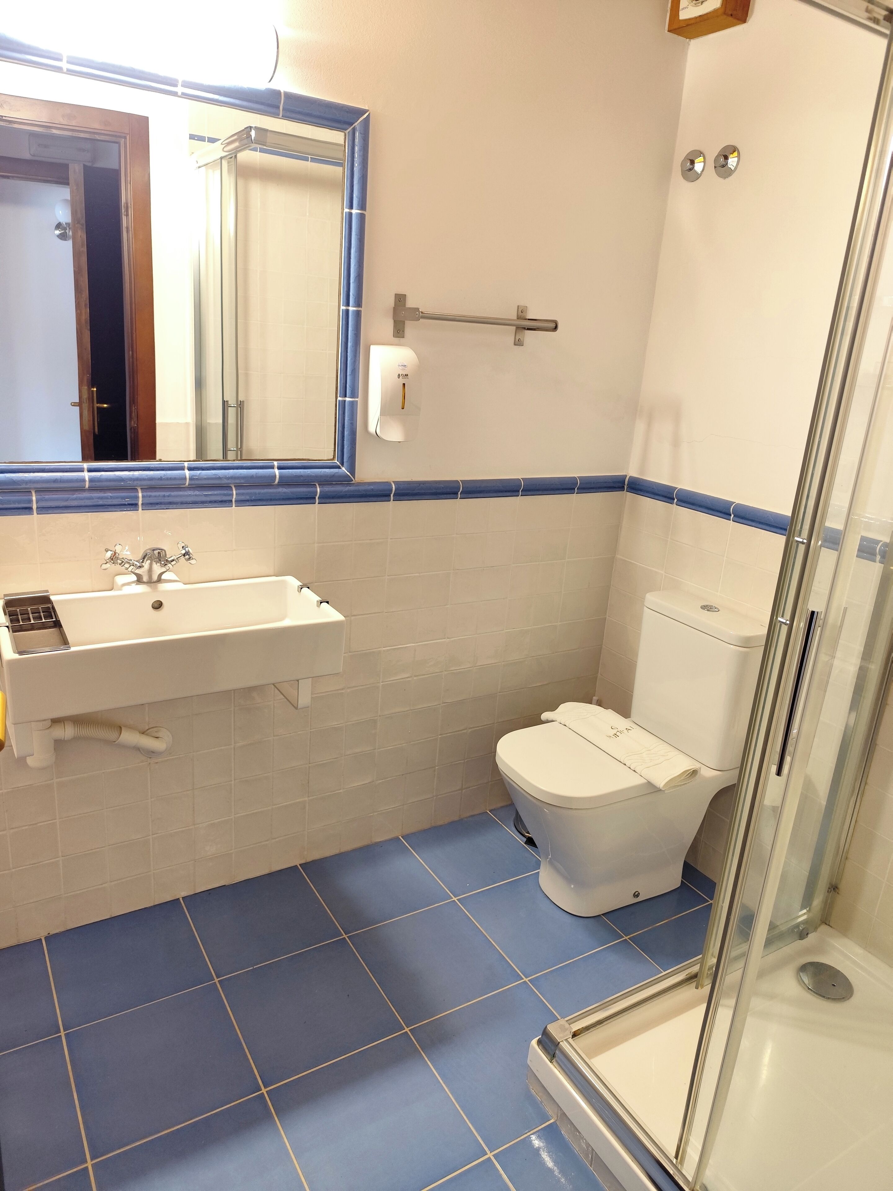 Ducha, bidé, toallas y jabón