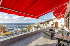 Outdoor dining - Vacation Home 'Crisol' with Sea View, Private Terrace and Wi-Fi (Mesa del Mar)