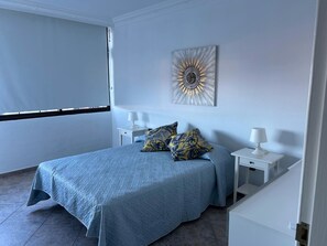 Tabla de planchar con plancha, wifi y ropa de cama