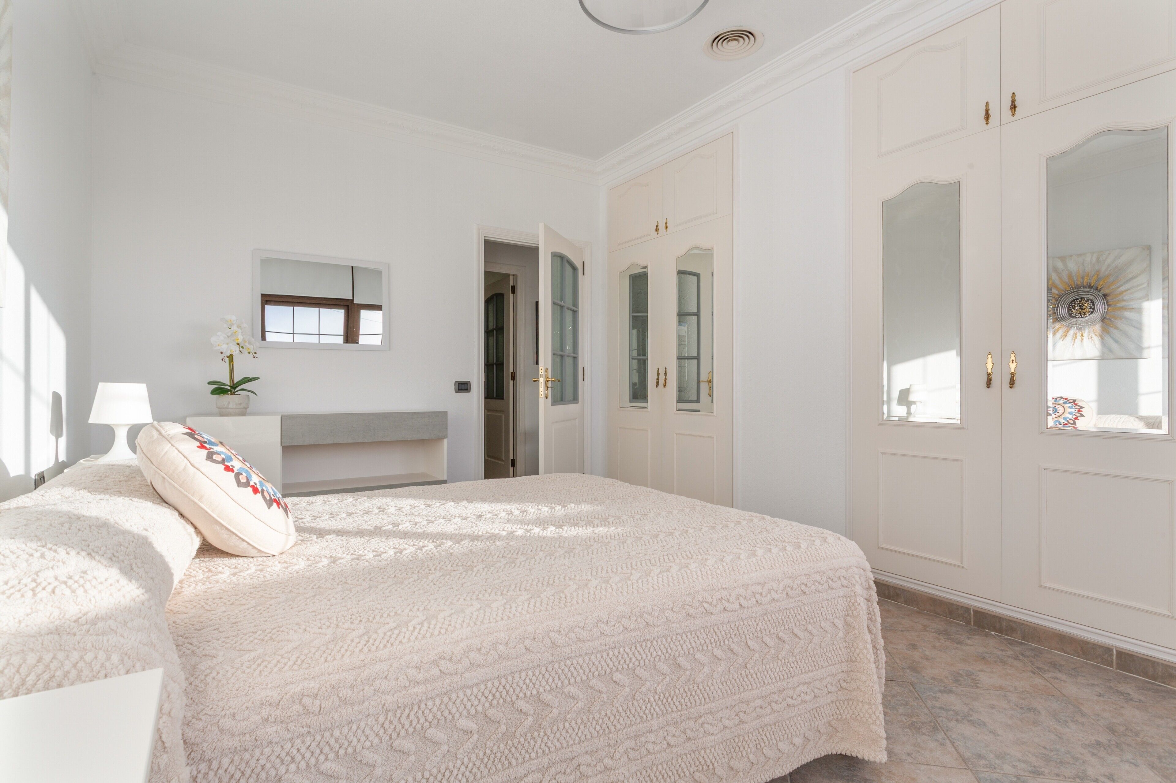 3 habitaciones, tabla de planchar con plancha, wifi y ropa de cama 