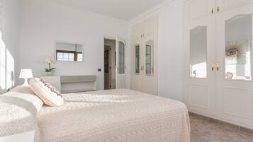 3 habitaciones, tabla de planchar con plancha, wifi y ropa de cama