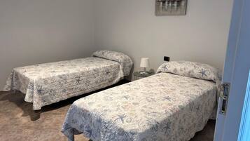 Een strijkplank/strijkijzer, wifi, beddengoed