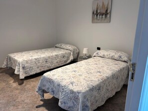 Een strijkplank/strijkijzer, wifi, beddengoed