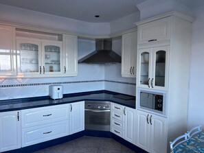 冷蔵庫、電子レンジ、オーブン、コンロ