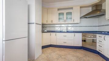 Een koelkast, een magnetron, een oven, een kookplaat