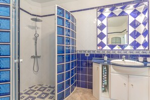 Shower, hair dryer, towels - Vacation Home 'Crisol' with Sea View, Private Terrace and Wi-Fi (Mesa del Mar)