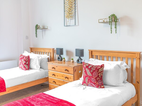 7 bedrooms, individually decorated, individually furnished, free WiFi - The Manor (Whitehaven)