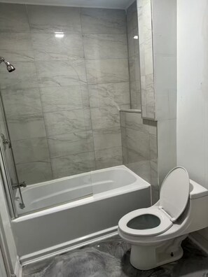 Hårføner, håndklær, såpe og toalettpapir