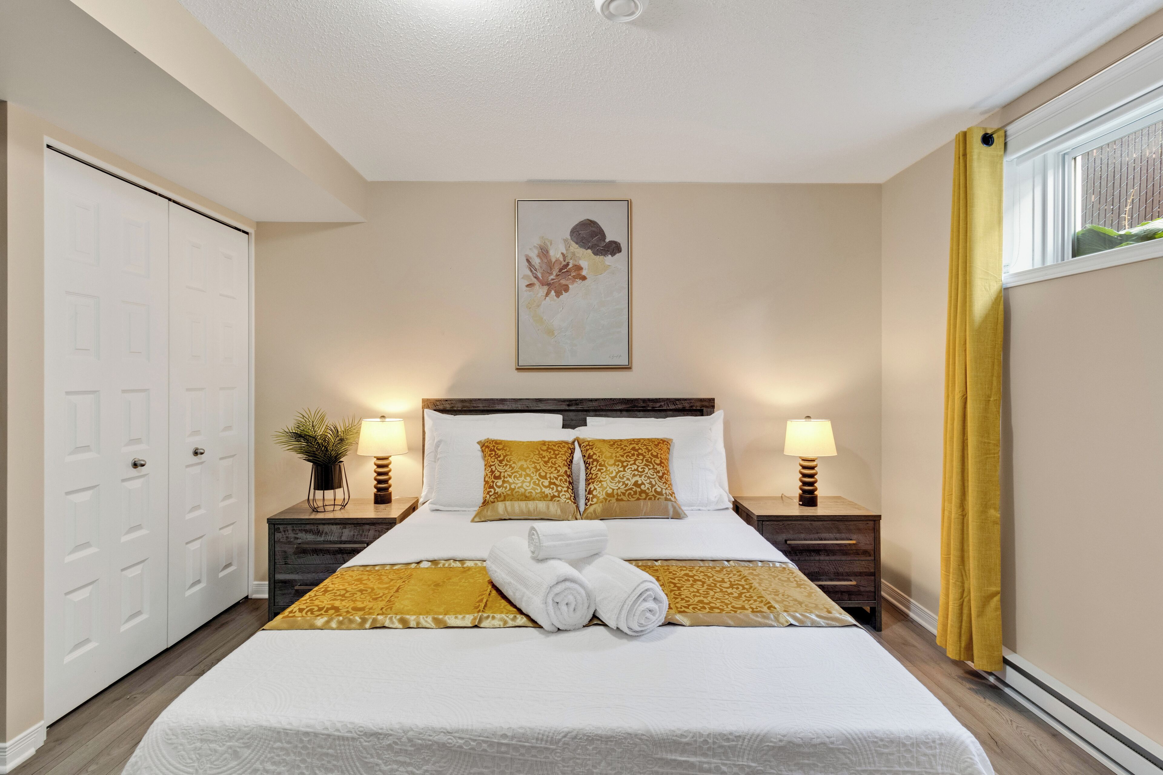 3 bedrooms, desk, iron/ironing board, travel crib