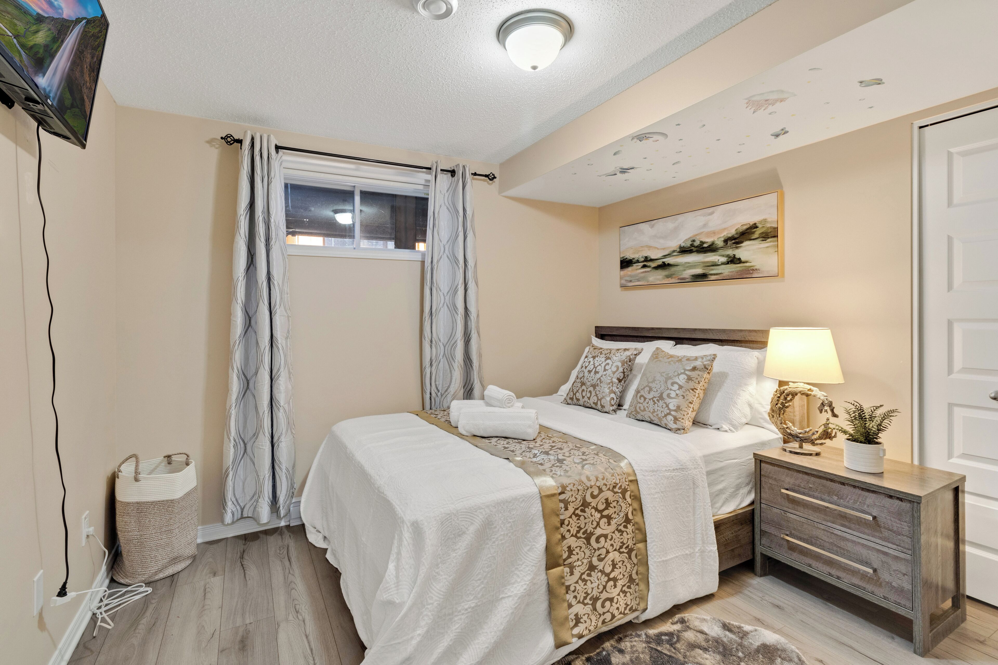 3 habitaciones, escritorio y tabla de planchar con plancha 