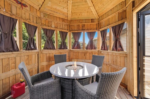 3-bedroom basement apartment with Pool&Terrace-4 mins to Gatineau-Ottawa Airport