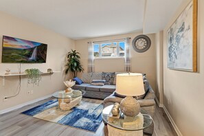 Smart TV, chimenea y libros 