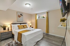 3 slaapkamers, een bureau, een strijkplank/strijkijzer, reisbedje