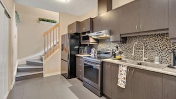 Réfrigérateur, micro-ondes, four, plaque de cuisson