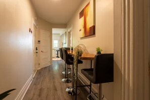 Dining - Confortable Home on Notre Dame & near Downtown (Montreal)