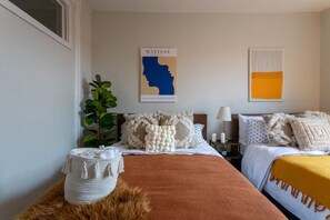 3 bedrooms, iron/ironing board, WiFi - Confortable Home on Notre Dame & near Downtown (Montreal)