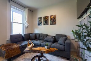 Living area - Confortable Home on Notre Dame & near Downtown (Montreal)