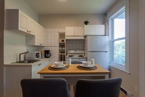 Private kitchen - Confortable Home on Notre Dame & near Downtown (Montreal)