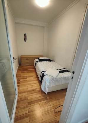 3 bedrooms, iron/ironing board, internet, bed sheets