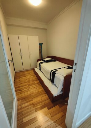 3 bedrooms, iron/ironing board, internet, bed sheets