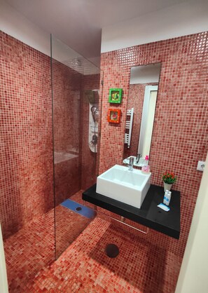 Dusche, Haartrockner, Handtücher, Seife