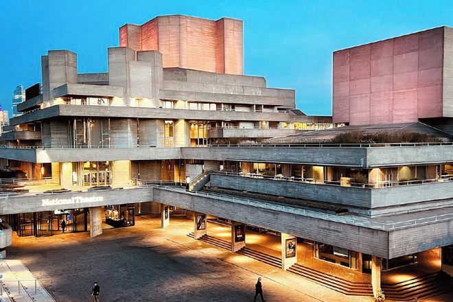Un edificio de varios pisos con techo plano y un patio central.