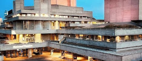 Un edificio de varios pisos con techo plano y un patio central.