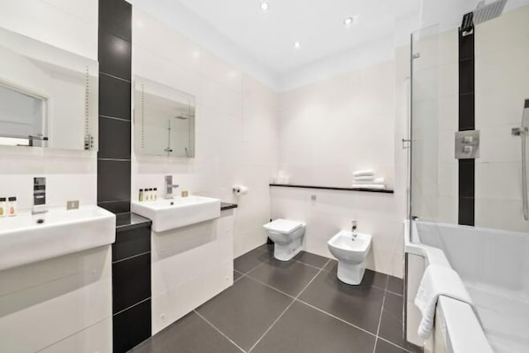 Bathroom - Apartment 2, 48 Bishopsgate by City Living London (London)