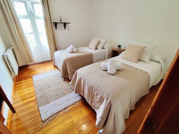 5 dormitorios, tabla de planchar con plancha, wifi y ropa de cama