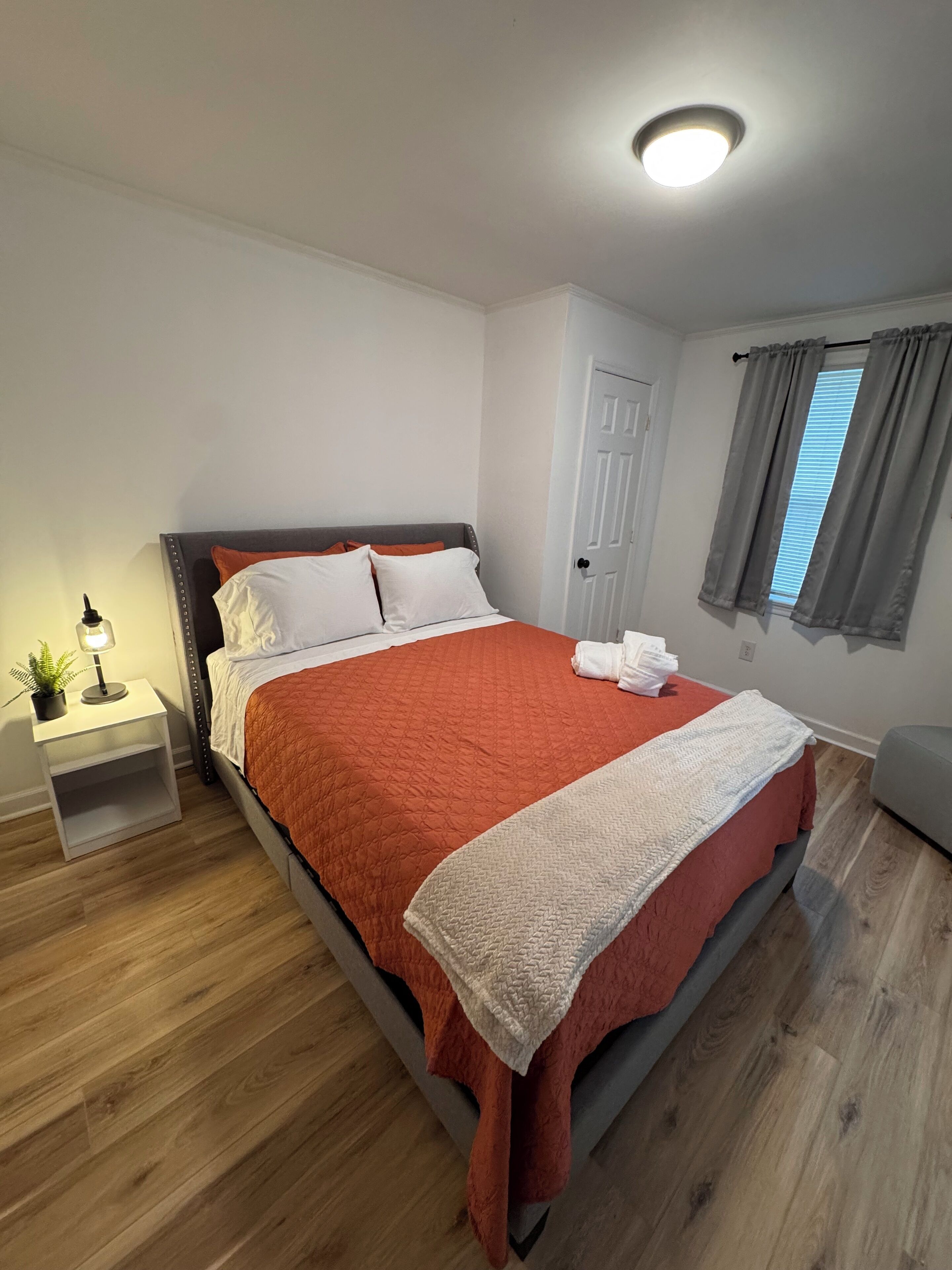 2 habitaciones, tabla de planchar con plancha, wifi y ropa de cama 