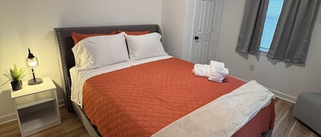 2 makuuhuonetta, silitysrauta/-lauta, Wi-Fi, vuodevaatteet