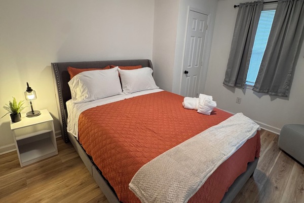 2 habitaciones, tabla de planchar con plancha, wifi y ropa de cama