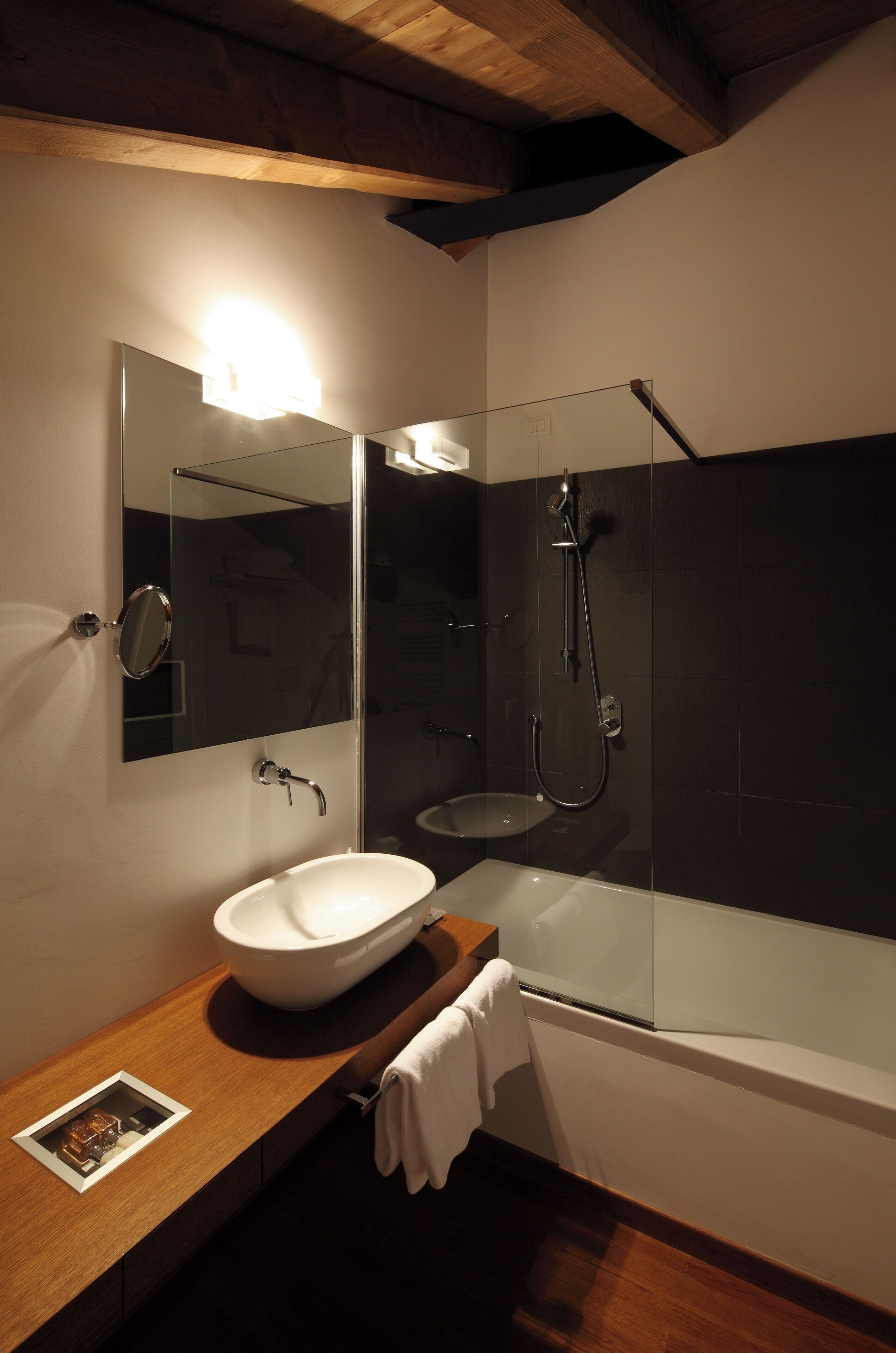 Superior Suite | Bathroom | Free toiletries, hair dryer, bidet, towels