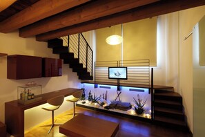 Suite superior, vista al canal | Caja de seguridad en la habitación y tabla de planchar con plancha