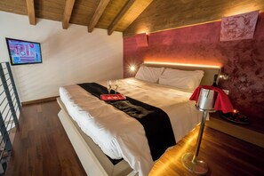 Suite Superior, vista canale | Una cassaforte in camera, ferro/asse da stiro, Wi-Fi gratuito