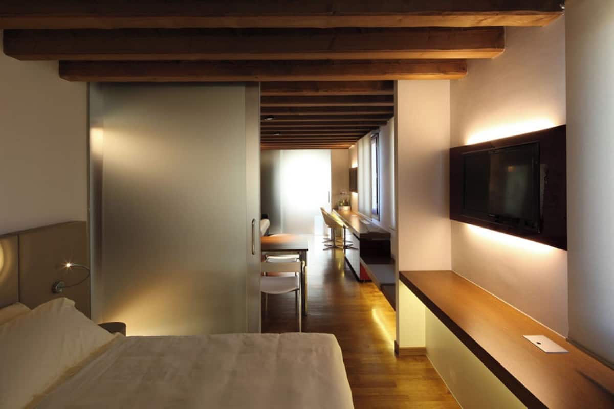 商务四人房 | 高档床上用品、羽绒被、迷你吧、客房内保险箱