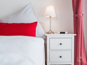 Een strijkplank/strijkijzer, wifi, beddengoed