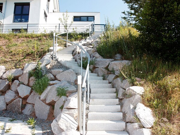 المنطقة المحيطة بالمنشأة