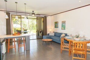 TV connectée, livres, écrans d'ordinateur