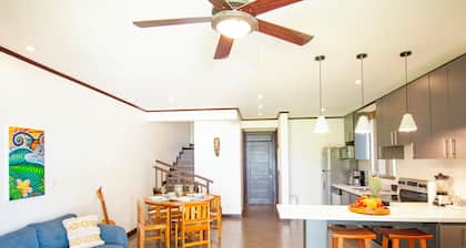 Condo with Stunning beach and wildlife views in Dominical!