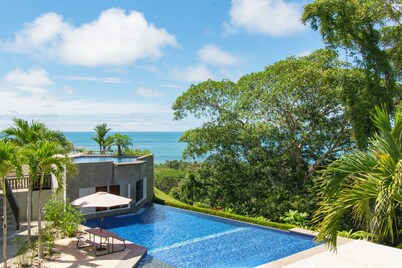 Condo with Stunning beach and wildlife views in Dominical!
