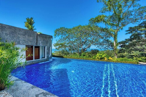 Condo with Stunning beach and wildlife views in Dominical!