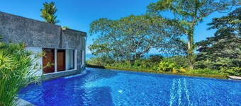 Condo with Stunning beach and wildlife views in Dominical!