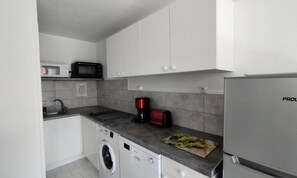 電冰箱、微波爐、咖啡機/沖茶器、電熱水壺