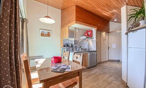 Microwave, dishwasher, cookware/dishes/utensils - CH7 - THE Pyramid Chalets (Aussois)