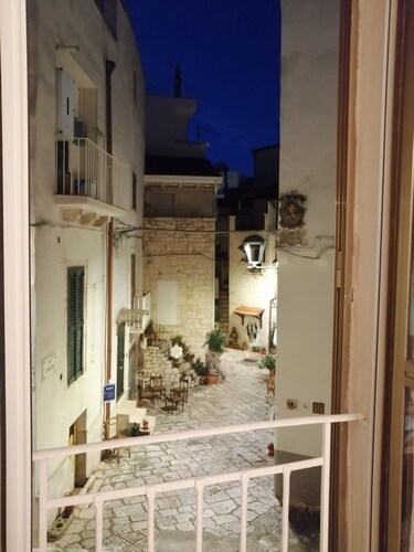 House with terrace in the historic center close to places of interest and services.