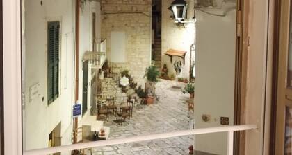 House with terrace in the historic center close to places of interest and services.