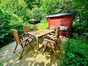 Outdoor dining - Holiday Home 'Alpenblick' with Mountain View, Private Terrace and Wi-Fi (Rickenbach)