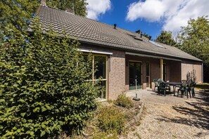 Exterior - Detached Bungalow in Peaceful Setting (Ewijk)