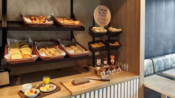Un bufé de desayuno con diversos pasteles, pan y acompañamientos.